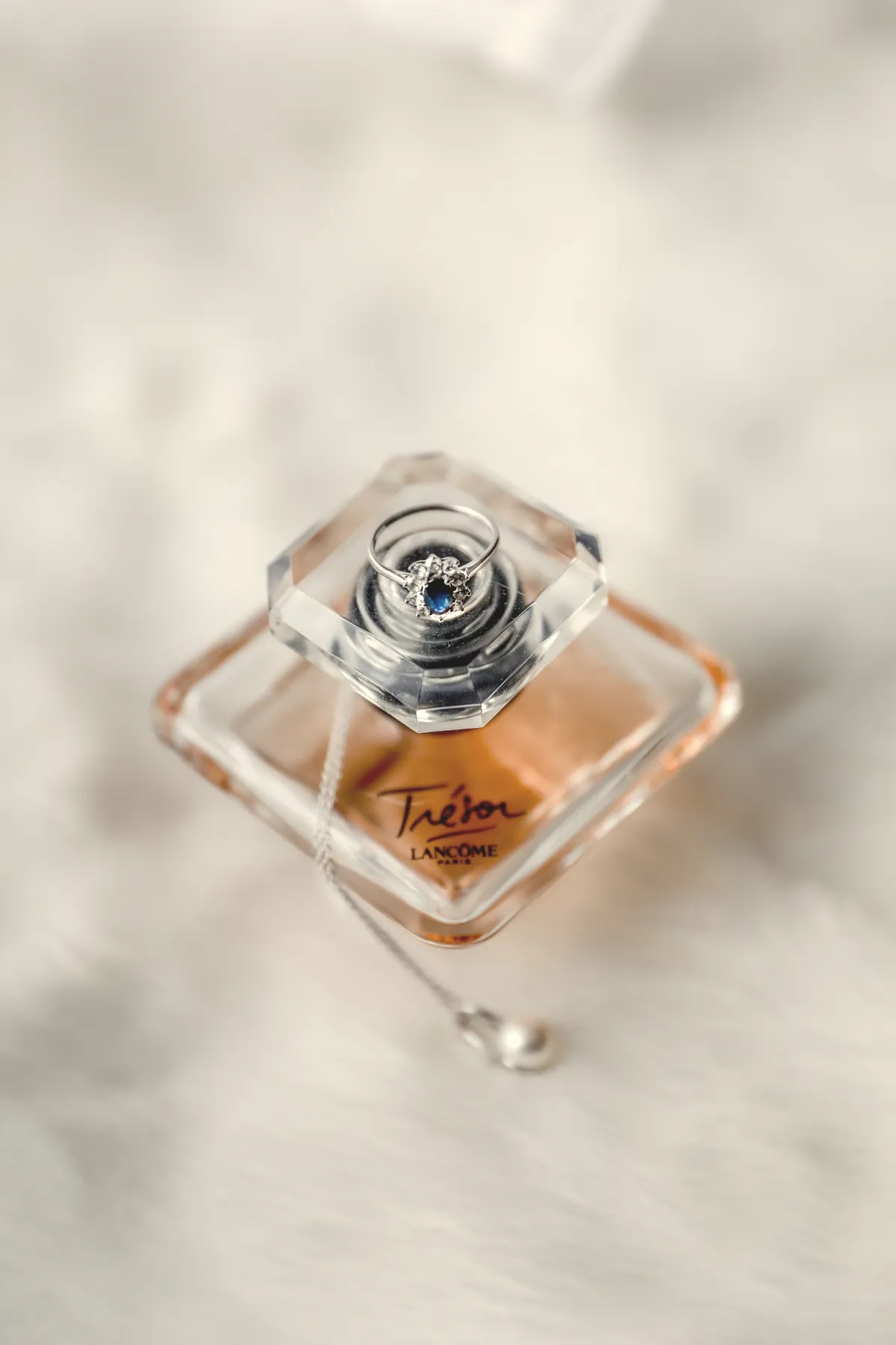 Le flacon de parfum de la mariée.