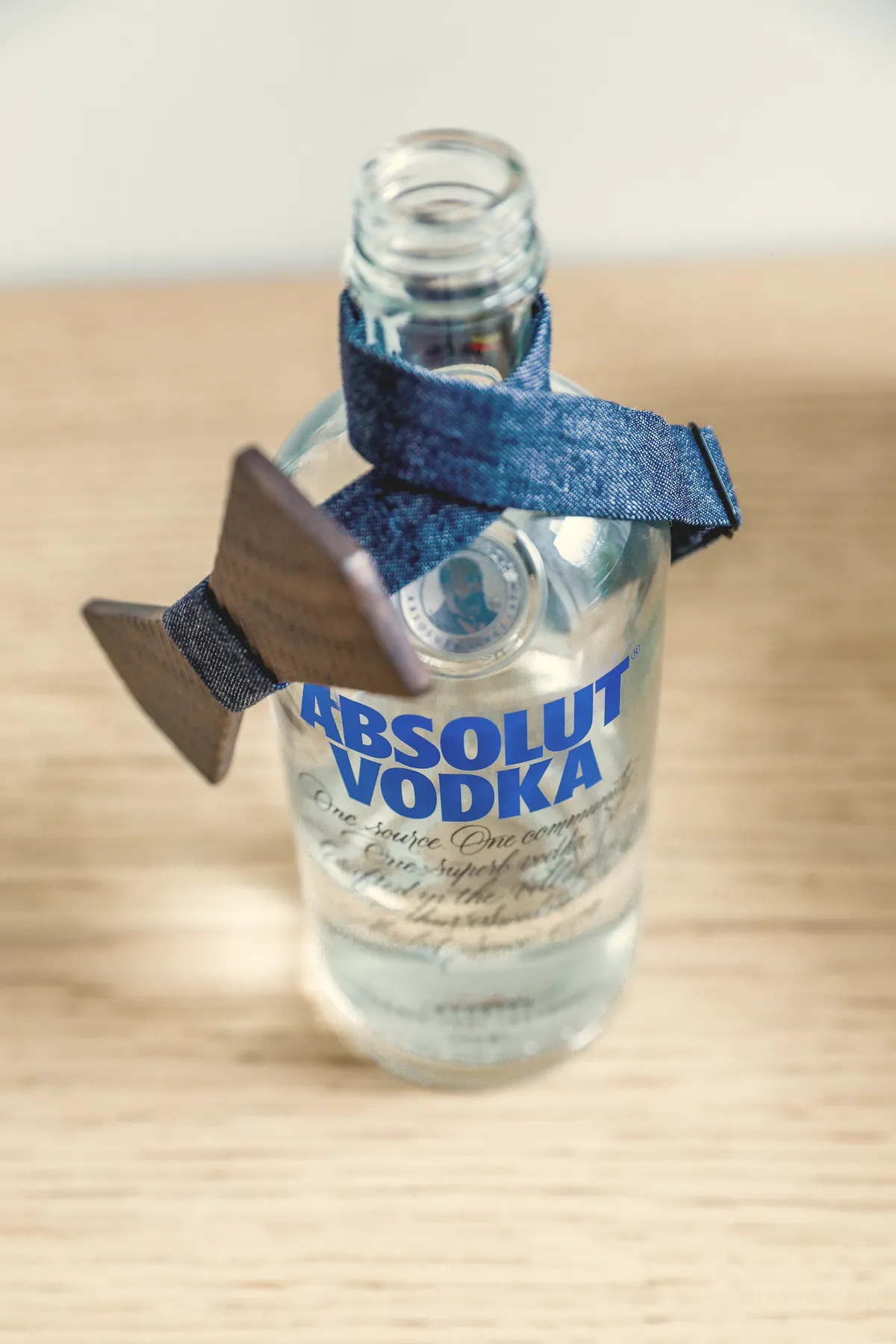 Une mignonnette de vodka habillée d’un nœud papillon.
