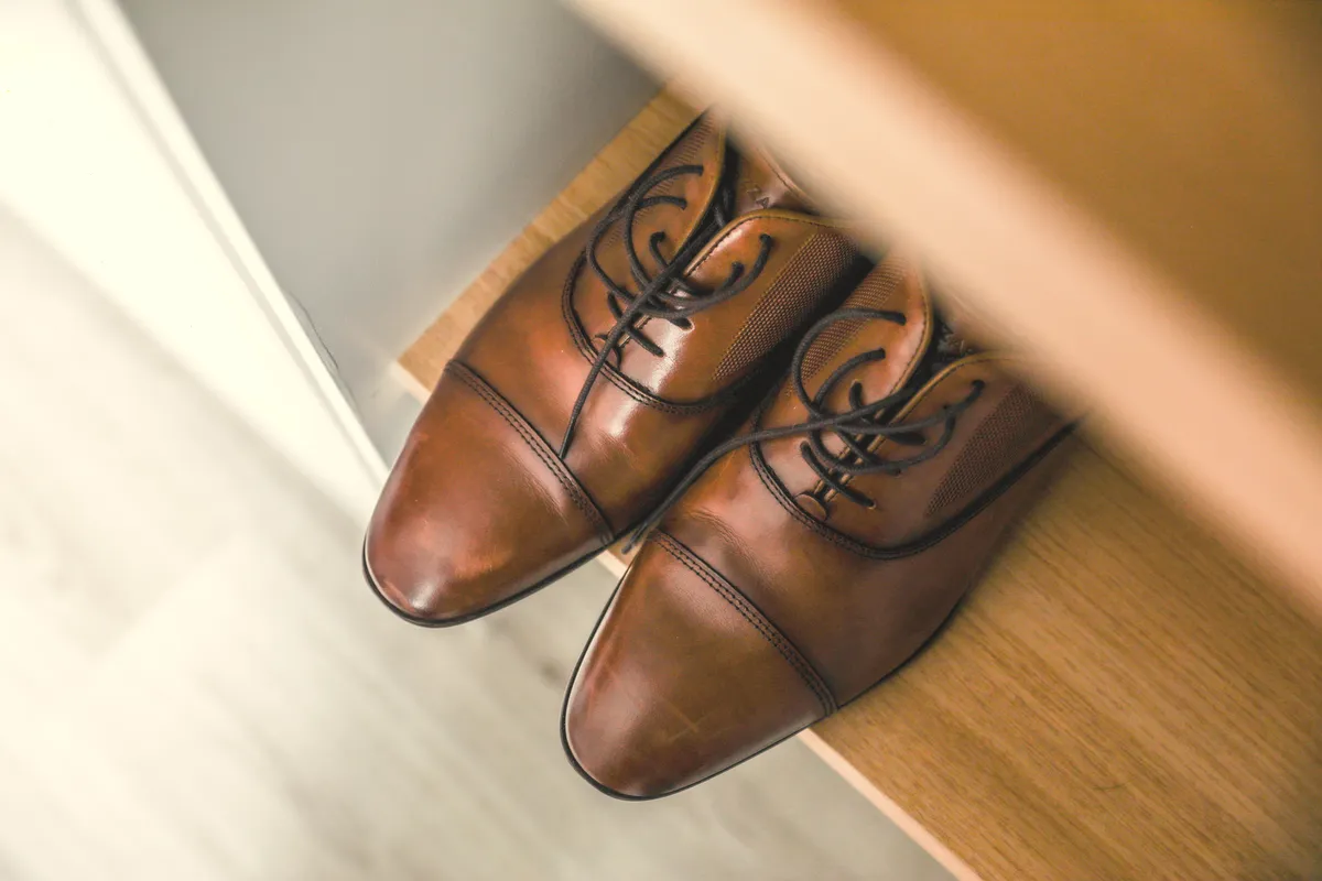 Les chaussures du marié posées sur une marche.