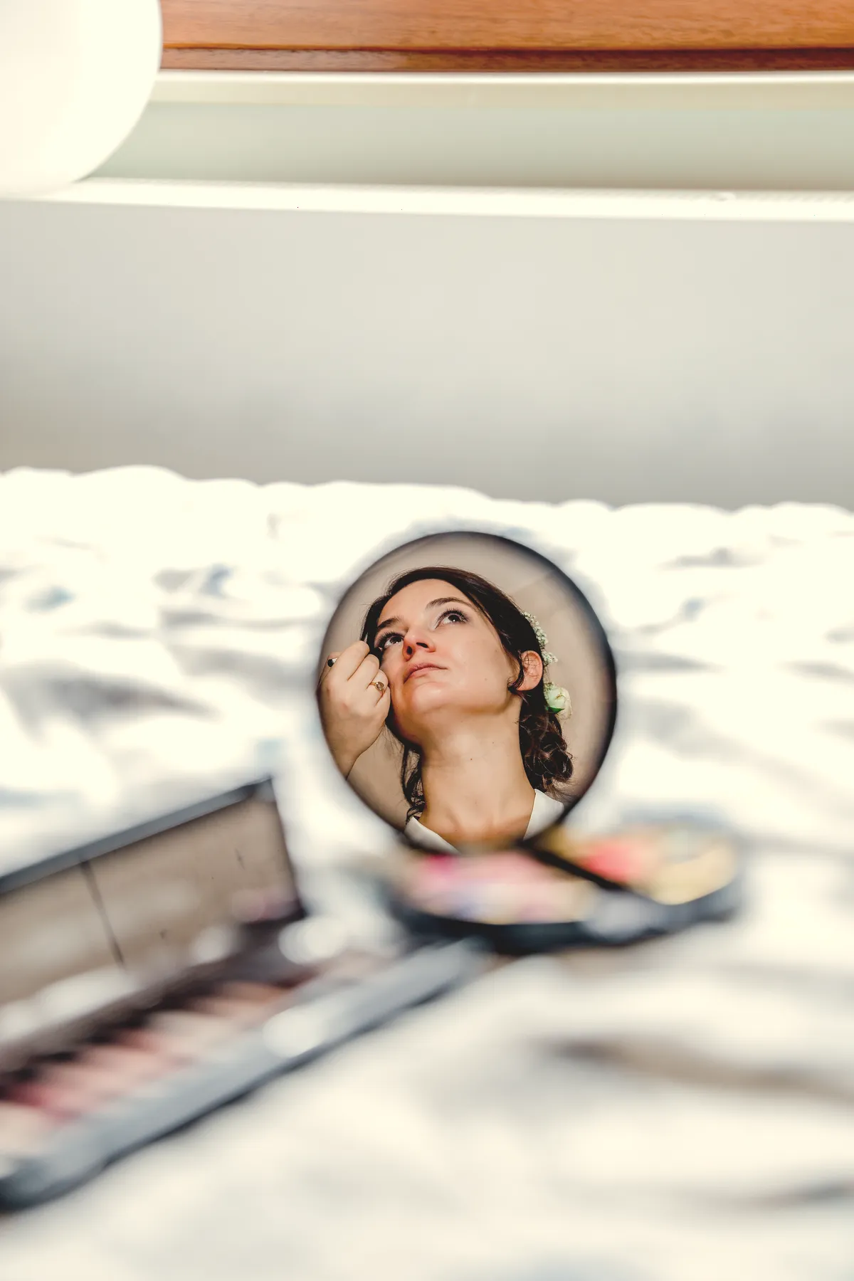 Le miroir de poche et la palette de maquillage.