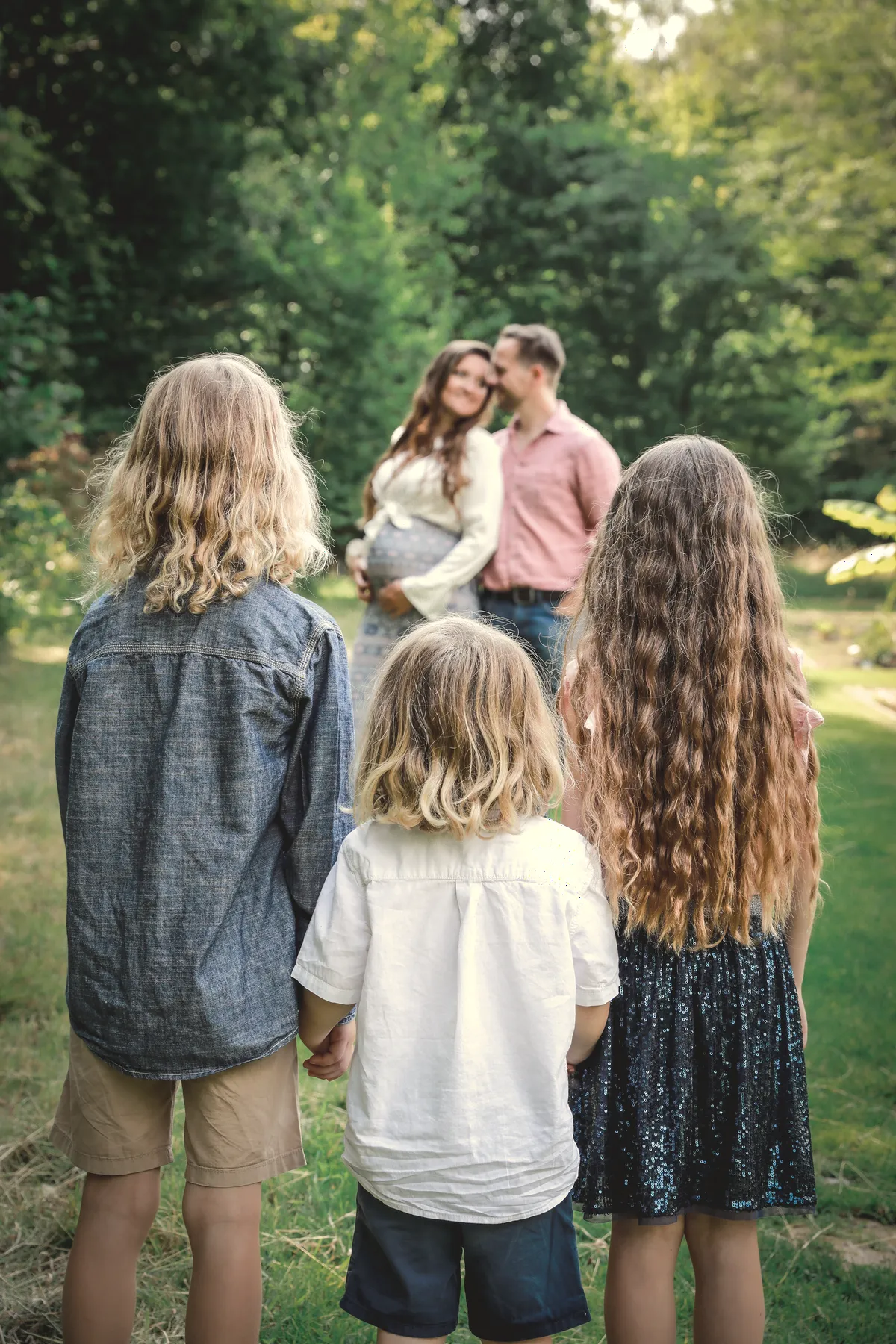 Une famille de dos, les enfants regardant leurs parents.