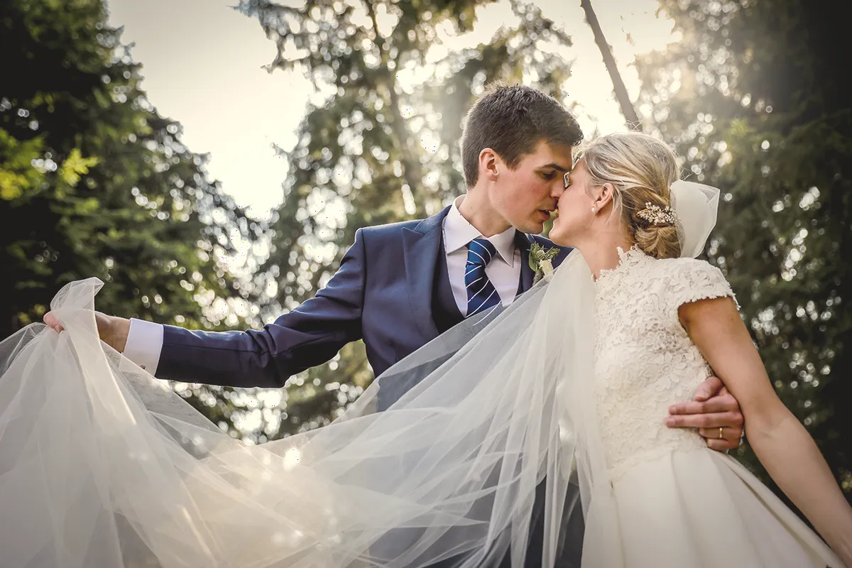 Le marié soulève le voile de la mariée pour l’embrasser.